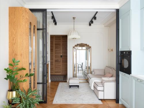 Эта квартира принадлежит молодой девушке, которая владеет несколькими магазинами одежды. 04