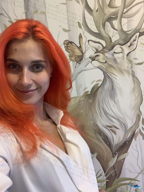 Олень с большими ветвистыми рогами, добрый, сказочный житель зачарованного леса выполнено все в светлых тонах, так же как и весь интерьер комнаты. 04