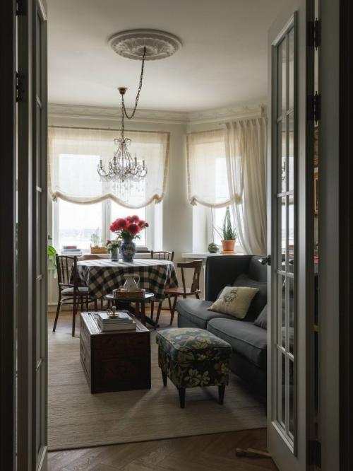 Очень атмосферный проект, где интерьер стал не просто фоном, а продолжением семейной истории. 04