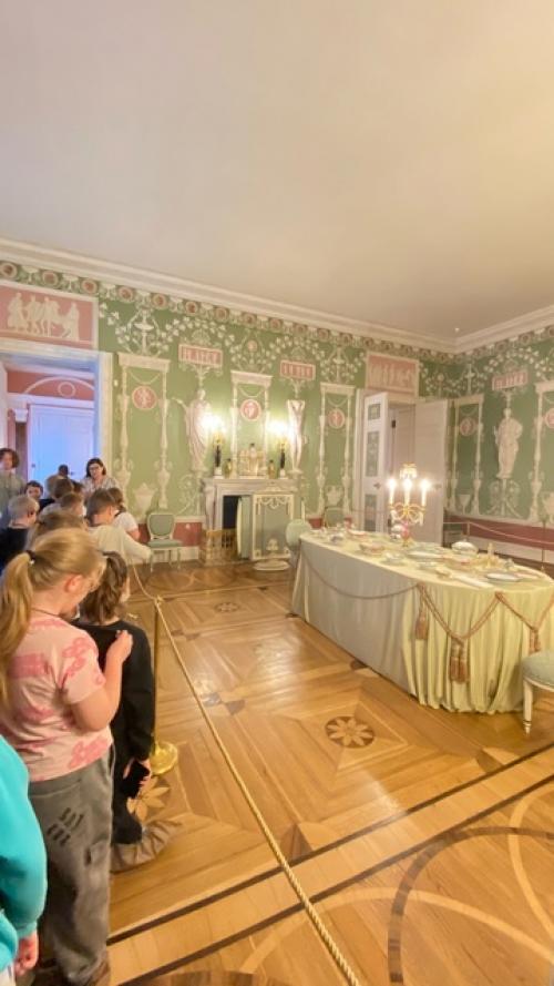 Ученики 3 б класса с классным руководителем Ульяновой и. в. в сопровождении родителей съездили на экскурсию в екатерининский дворец. 04