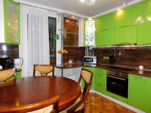 Трехкомнатная квартира с яркими акцентами в интерьере. 02