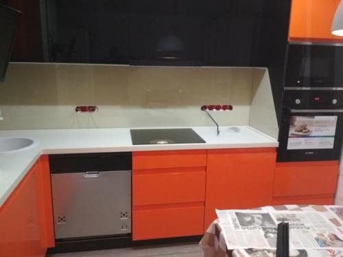 Кухня в оранжевом цвете - это красивое и функциональное помещение, в котором приятно находиться. 04