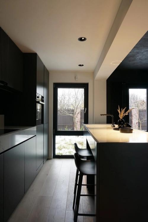 Цветовое зонирование пространства - не только современный актуальный тренд, но и функциональное решение для кухни - гостиной. 06