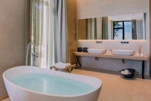 В городе новиград в Хорватии, расположен частный дом House Sperone - проект компании Studio Metrocubo, завершенный в 2014 году. 04