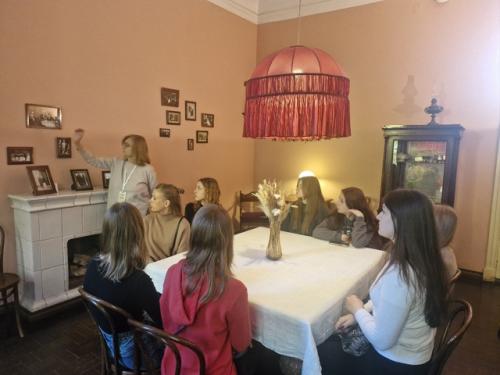 /Музейный день/.  В рамках музейного дня 10 Б класс вместе с классным руководителем, розовой Викторией Сергеевной, посетил музей Анны Ахматовой. 02