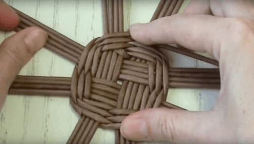 Красивая хлебница из газетных трубочек ручной работы. 02