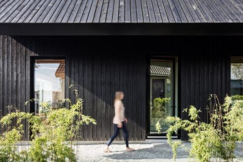 Это не хижина, в прямом смысле слова, но стилистика дома близка к тому, что нам нравится. 01