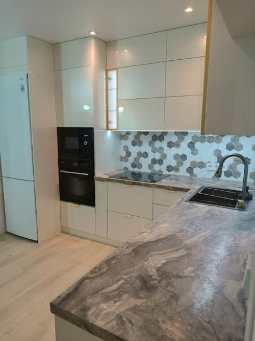 Фасады из акрила придают кухне элегантность и сияние, а узкие рамки золотого цвета добавляют роскоши и стиля. 01