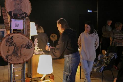 В творческом пространстве Деаятка начала свою работу уникальная выставка авторских работ квартира номер 9. 03