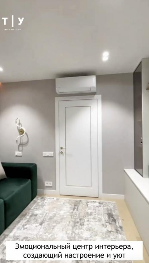 Яркий диван в интерьере сразу притягивает взгляд и становится главным акцентом комнаты. 01