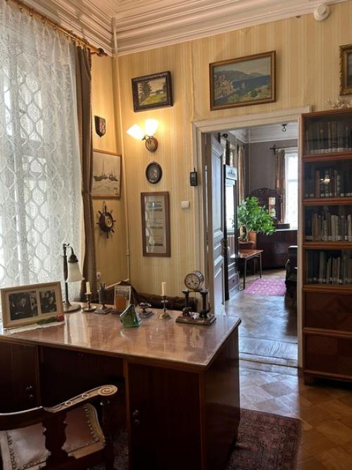 Мемориальный музей.  Осень - пора необыкновенной красоты вокруг. 01