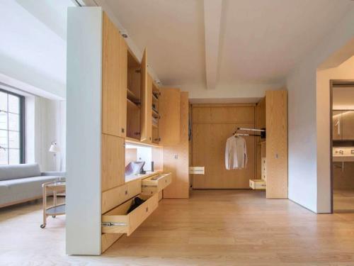 Интерьер студии с отделкой из дерева в Нью-йорке. 08