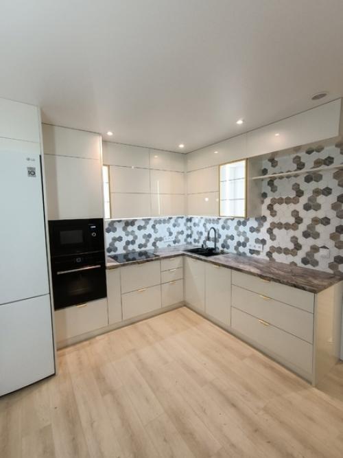 Фасады из акрила придают кухне элегантность и сияние, а узкие рамки золотого цвета добавляют роскоши и стиля. 02