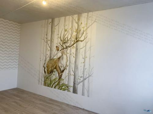Олень с большими ветвистыми рогами, добрый, сказочный житель зачарованного леса выполнено все в светлых тонах, так же как и весь интерьер комнаты. 03