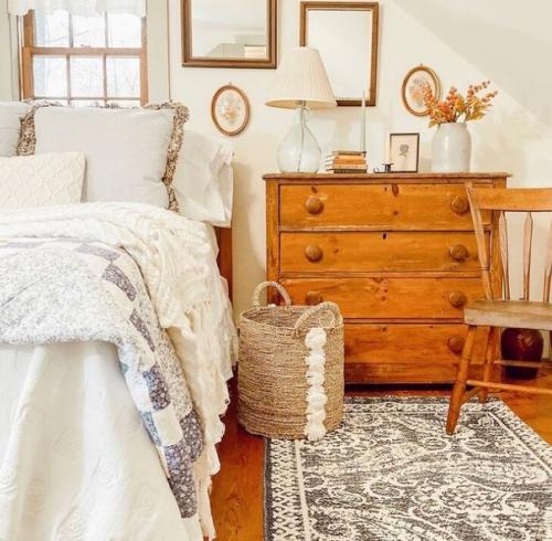 Уютный интерьер в небольшом доме семьи коллекционеров. 07