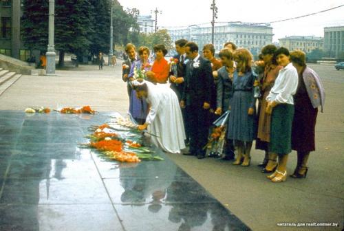 Эта семья много лет хранила старые фото, чтобы сейчас показать вам Минск 1980-х в цвете. 01