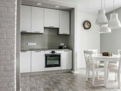 Послушайте Александр!  Монохромный минималистский интерьер кухни - наше обязательное требование. 02