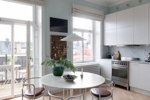 Мягкий, элегантный интерьер светлой квартиры в старом доме в Стокгольме. 06