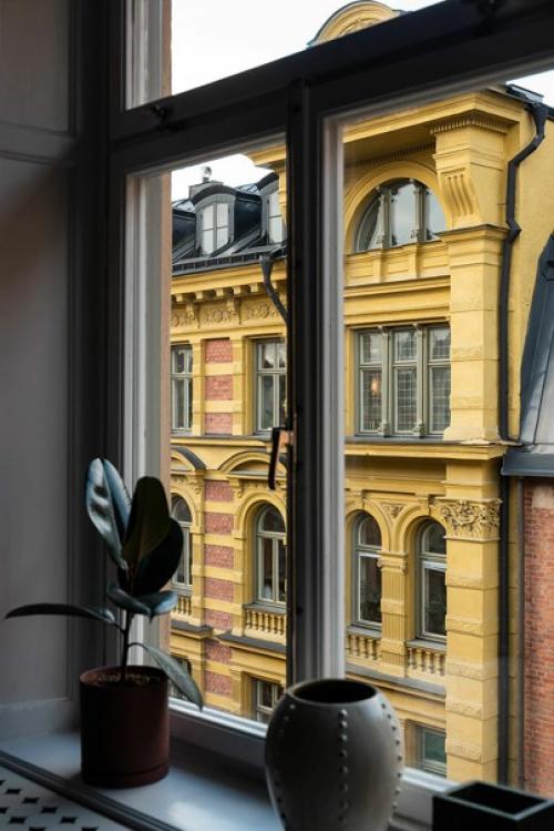 Мягкий, элегантный интерьер светлой квартиры в старом доме в Стокгольме. 03