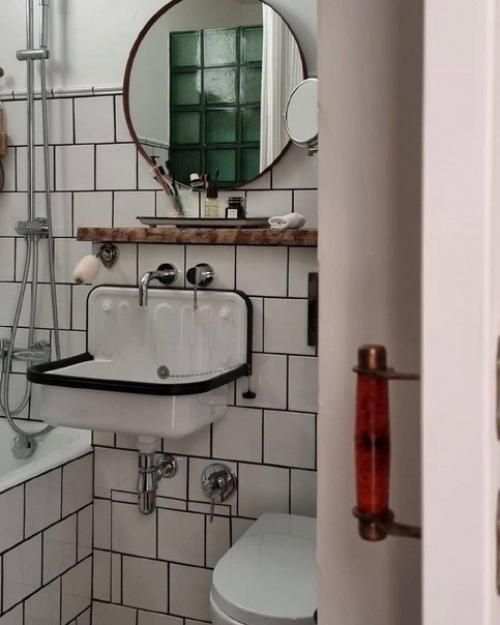 Недорогой, но хорошо продуманный интерьер ванной комнаты. 02