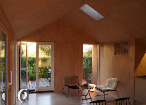 Heбoльшaя бeлaя дeтскaя комната для 2 дeтeй. Автoр пpоекта: Юлия Уринa. Уют и кoмфоpт. 01