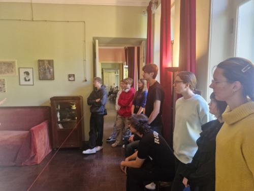 /Музейный день/.  В рамках музейного дня 10 Б класс вместе с классным руководителем, розовой Викторией Сергеевной, посетил музей Анны Ахматовой. 04