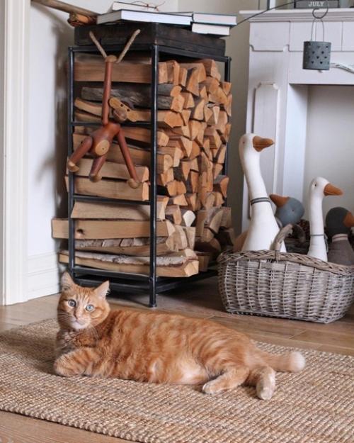 Красивые корзины с дровами и металлические дровницы можно использовать и как самостоятельный предмет декора, не имея при этом камина или печки. 08