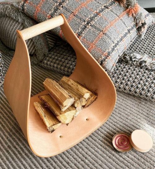 Красивые корзины с дровами и металлические дровницы можно использовать и как самостоятельный предмет декора, не имея при этом камина или печки. 01