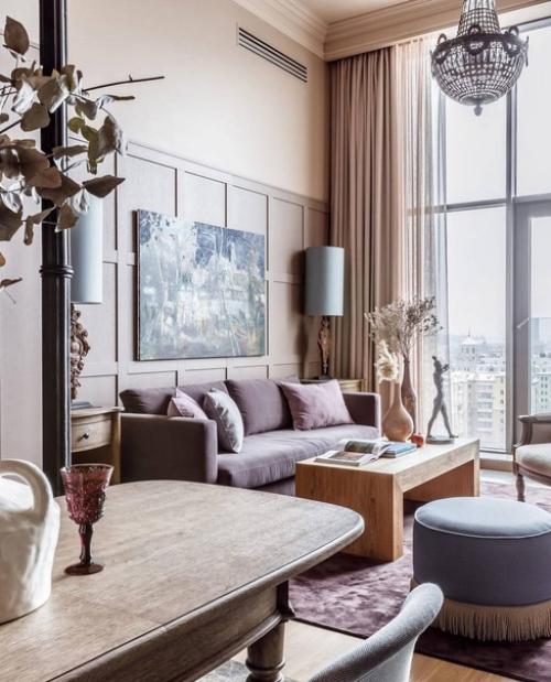 Принимать гостей принято в гостиной, отсюда и название этой комнаты. 06