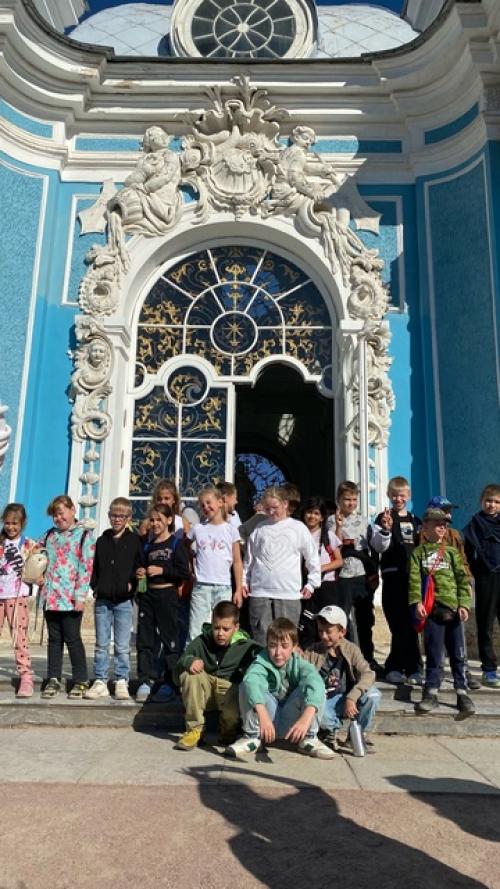 Ученики 3 б класса с классным руководителем Ульяновой и. в. в сопровождении родителей съездили на экскурсию в екатерининский дворец. 05