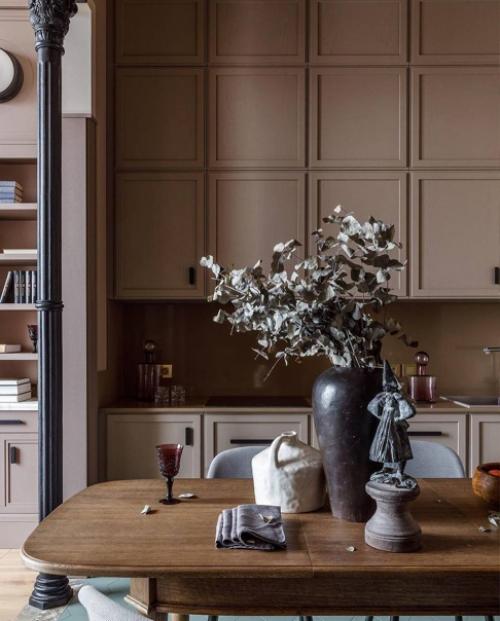 Принимать гостей принято в гостиной, отсюда и название этой комнаты. 04