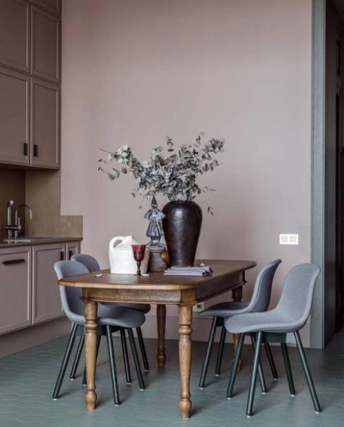 Принимать гостей принято в гостиной, отсюда и название этой комнаты. 01