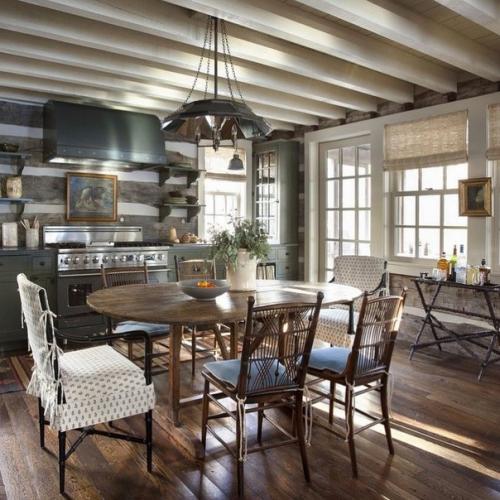 Деревянный дом среди лесной местности штата теннеси, выглядит так, будто он был здесь с незапамятных времен. 05