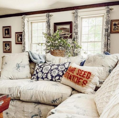 Уютный интерьер в небольшом доме семьи коллекционеров. 03