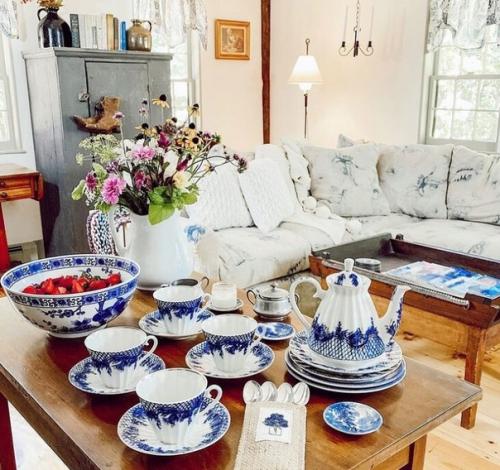 Уютный интерьер в небольшом доме семьи коллекционеров. 02