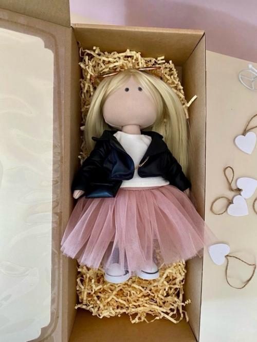 Посмотрите на мою уникальную текстильную куклу ручной работы, созданную с любовью и вниманием к деталям! 01