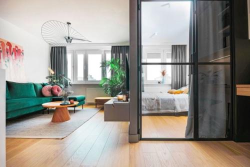 Современный, яркий интерьер квартиры - студии площадью 37 кв. 04