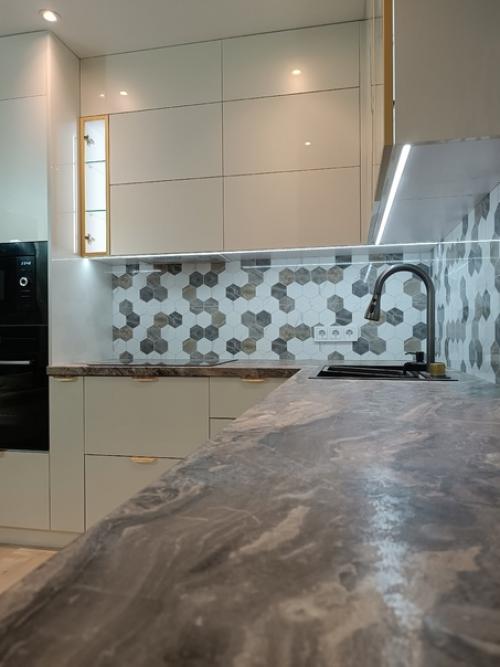 Фасады из акрила придают кухне элегантность и сияние, а узкие рамки золотого цвета добавляют роскоши и стиля. 05