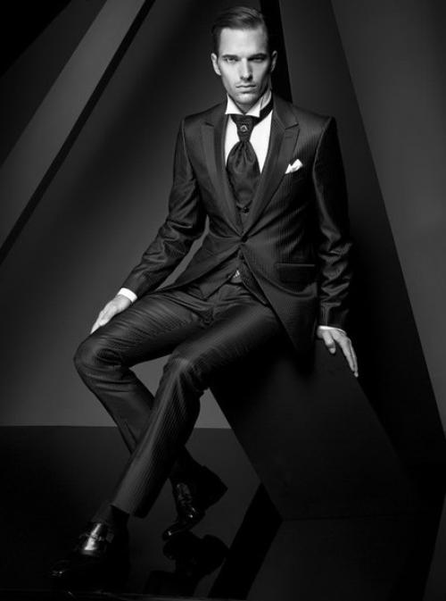 Миланцы.   На высокомерной монтенаполеоне сегодня шумно.