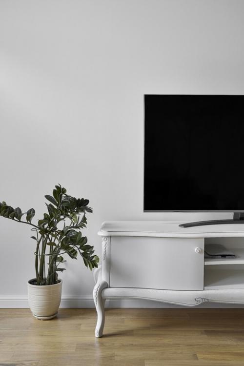 Нежный интерьер двухкомнатной квартиры для молодой девушки, которая любит винтаж и коллекционирует старинную мебель и предметы. 04