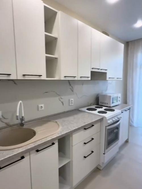 Это снимки не с доски объявлений о сдаче недвижимости, это скрины из официального ролика про жильё для сотрудников гигафабрики. 02