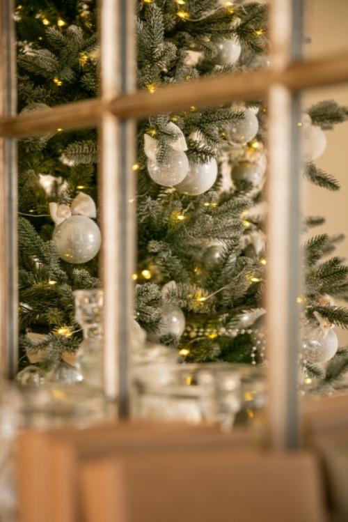 Новогодний интерьер зала своим стилем напоминает скандинавскую гостиную. 05