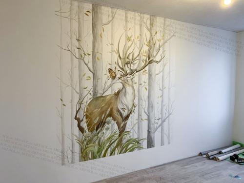 Олень с большими ветвистыми рогами, добрый, сказочный житель зачарованного леса выполнено все в светлых тонах, так же как и весь интерьер комнаты. 01