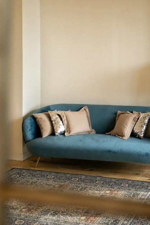 Новогодний интерьер зала своим стилем напоминает скандинавскую гостиную. 01