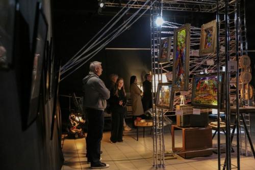 В творческом пространстве Деаятка начала свою работу уникальная выставка авторских работ квартира номер 9. 05