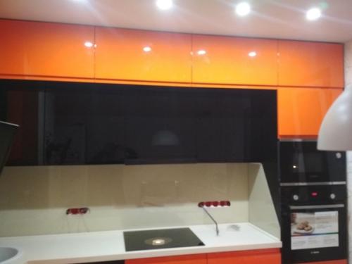 Кухня в оранжевом цвете - это красивое и функциональное помещение, в котором приятно находиться. 03