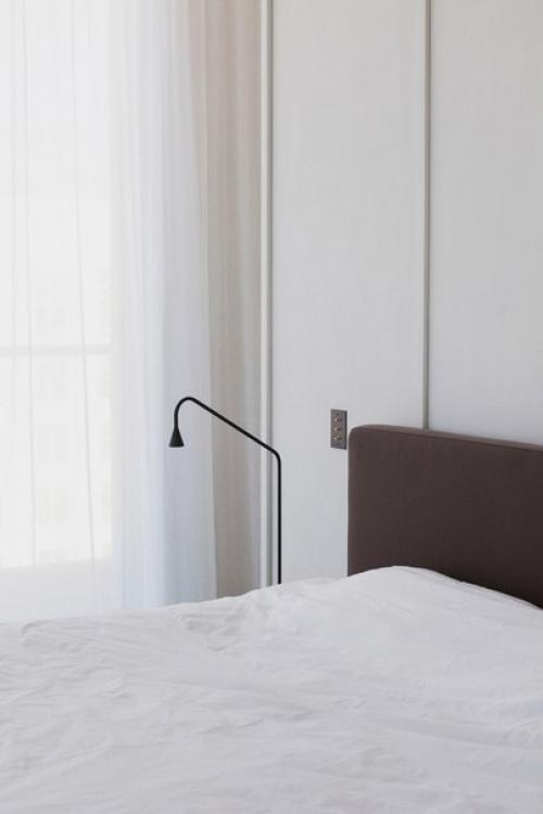 Камень и дерево в интерьере пентхауса в Бельгии. 05