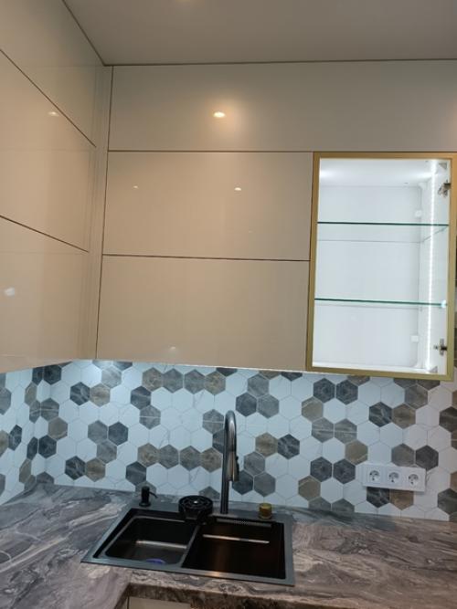 Фасады из акрила придают кухне элегантность и сияние, а узкие рамки золотого цвета добавляют роскоши и стиля. 04