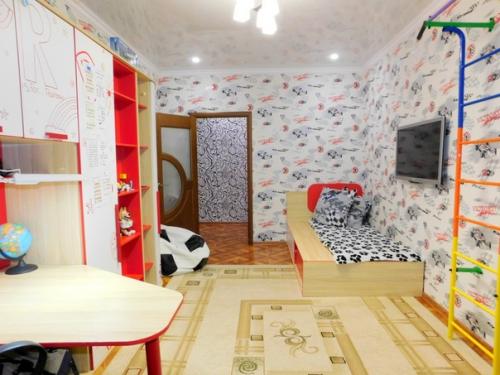 Трехкомнатная квартира с яркими акцентами в интерьере. 03