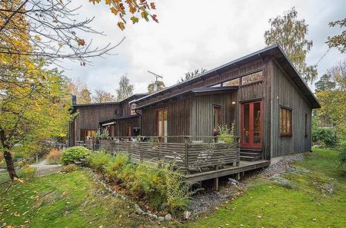 Деревянная вилла в Швеции расположена? 06